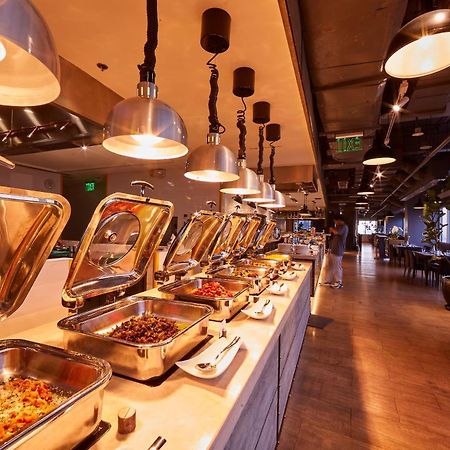 Brittany Hotel Bgc Тагиг Экстерьер фото